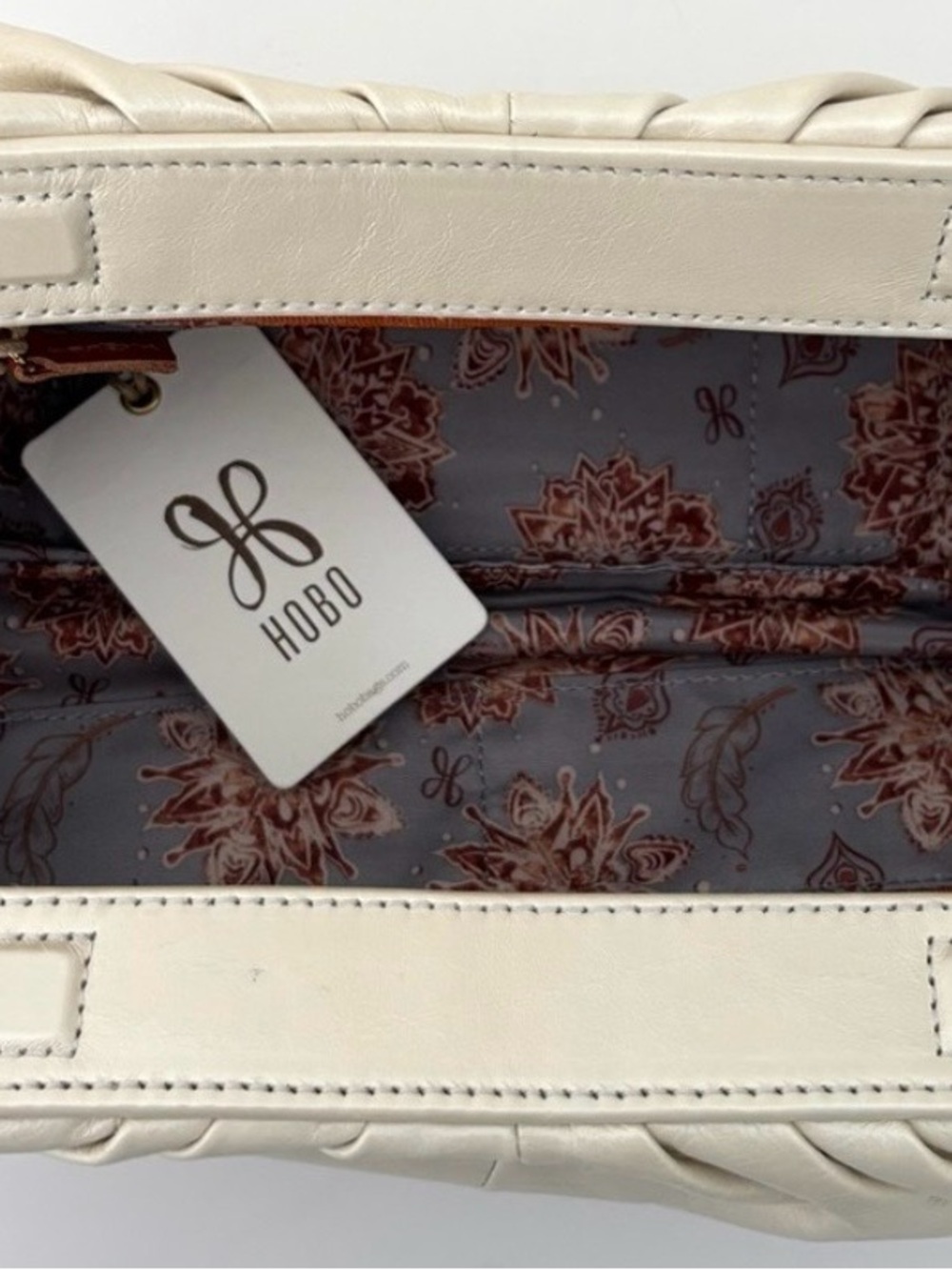 HOBO Cream/Ivory Pearlized Pleated Angela Leather Clutch NWT - Picture 4 of 4